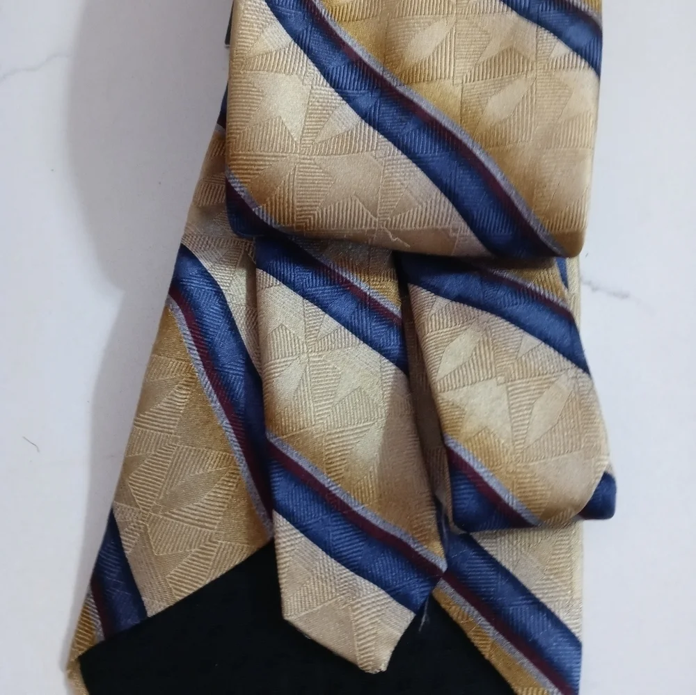Bill Blass diagonal striped 100% Silk Gold Shimmer Arrow Pattern With navy blue